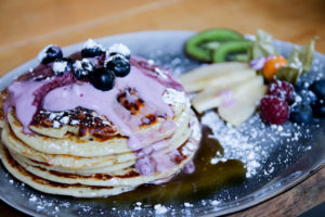 Blaubeer-Pancakes im Café Be Coffee My Friend in Berlin Kreuzberg