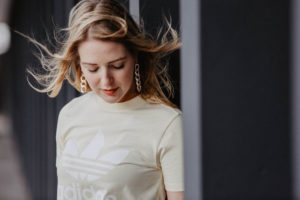 Laura in der adicolor Kollektion von adidas Originals in Senfgelb