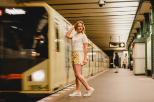 Laura in der adicolor Kollektion von adidas Originals in Senfgelb