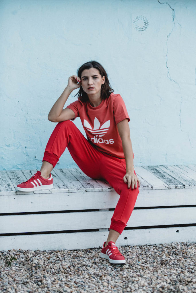 Liberta in der adicolor Kollektion von adidas Originals in Rot