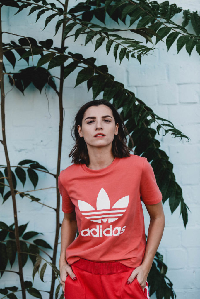 Liberta in der adicolor Kollektion von adidas Originals in Rot