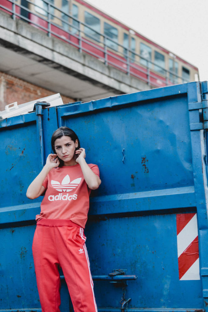 Liberta in der adicolor Kollektion von adidas Originals in Rot