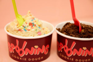 2 Becher mit einer Kugel Dough im Spooning Cookie Dough Laden in Berlin Mitte