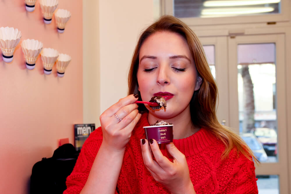 Laura beim Keksteig essen im Spooning Cookie Dough Laden in Berlin Mitte