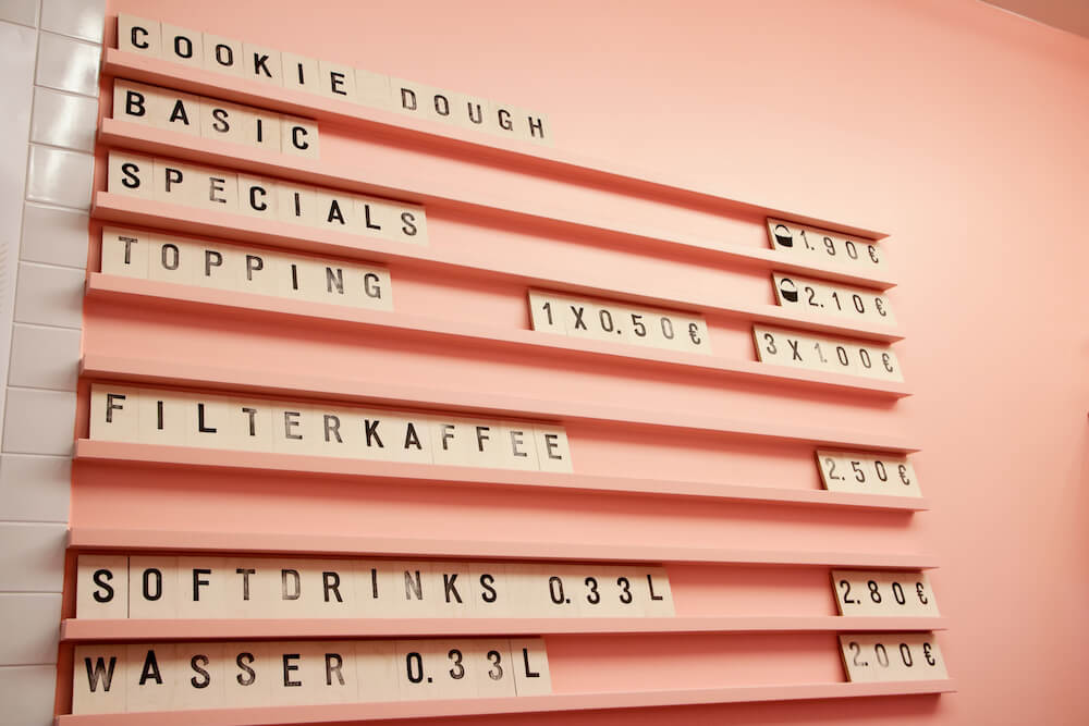 Preistafel im Spooning Cookie Dough Laden in Berlin Mitte