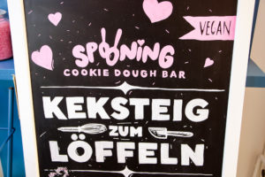 Werbetafel im Spooning Cookie Dough Laden in Berlin Mitte