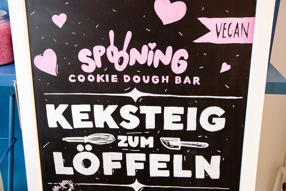 Werbetafel im Spooning Cookie Dough Laden in Berlin Mitte