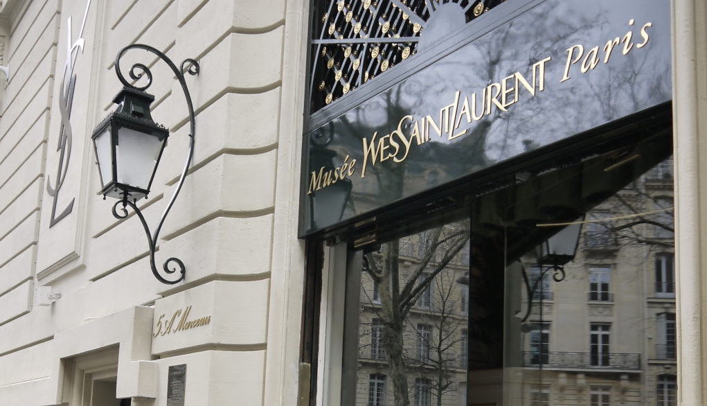 Eingang des Yves Saint Laurent Museums in Paris