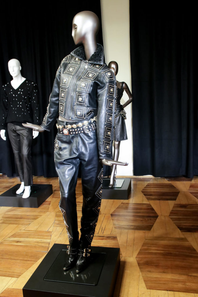 Schwarze Kollektion auf der Gianni Versace Retrospective Ausstellung in Berlin 2018