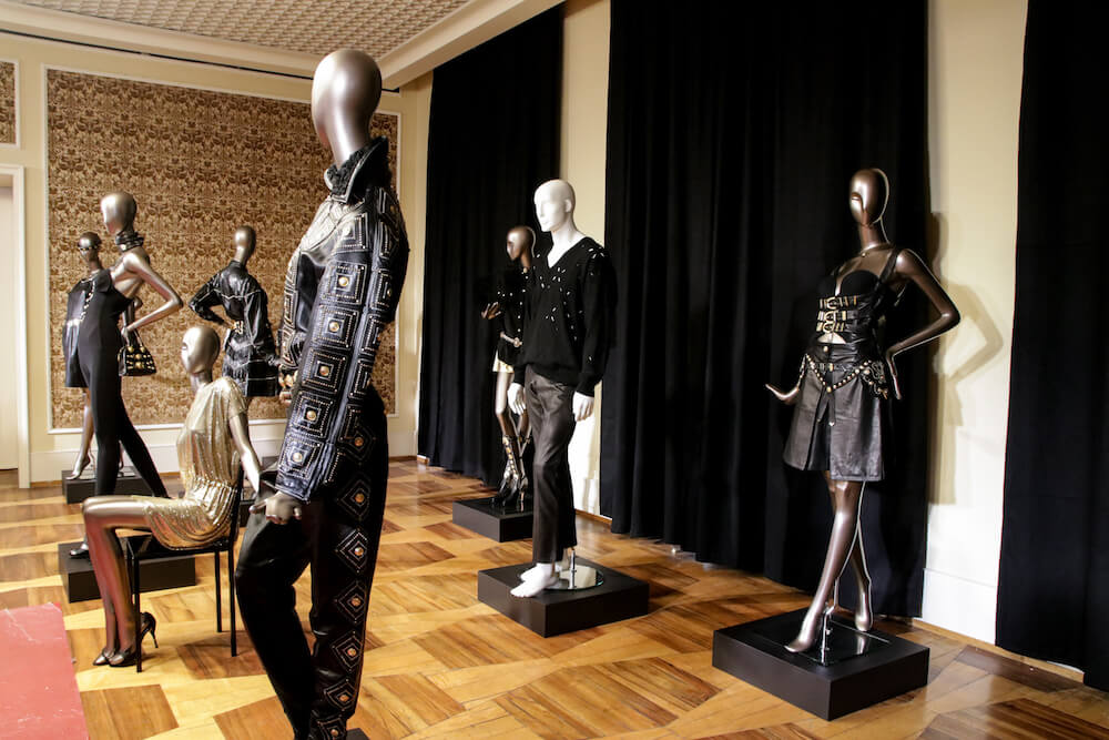 Schwarze Kollektion auf der Gianni Versace Retrospective Ausstellung in Berlin 2018