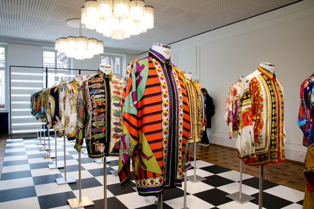 Bunte Männerhemden auf der Gianni Versace Retrospective Ausstellung in Berlin 2018