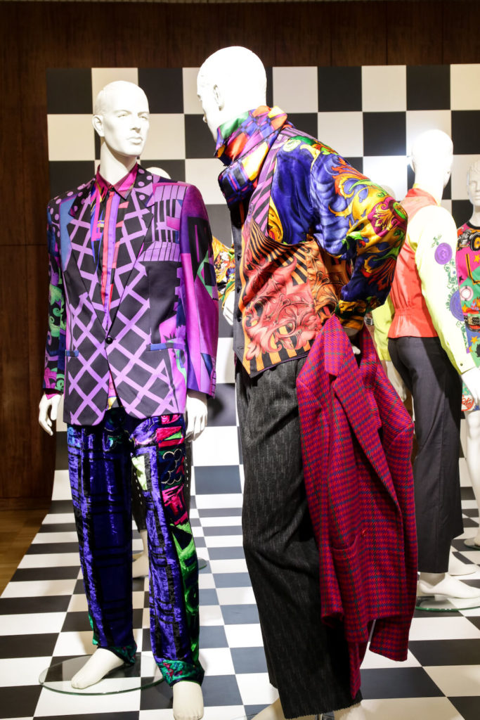 Bunte Männeranzüge auf der Gianni Versace Retrospective Ausstellung in Berlin 2018