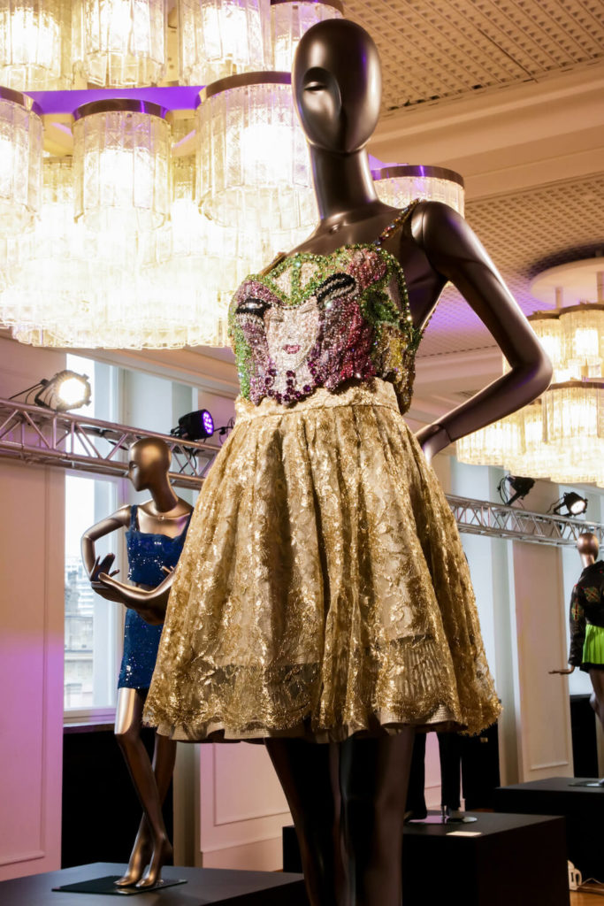 Swarowsky-Kleid in Gold auf der Gianni Versace Retrospective Ausstellung in Berlin 2018