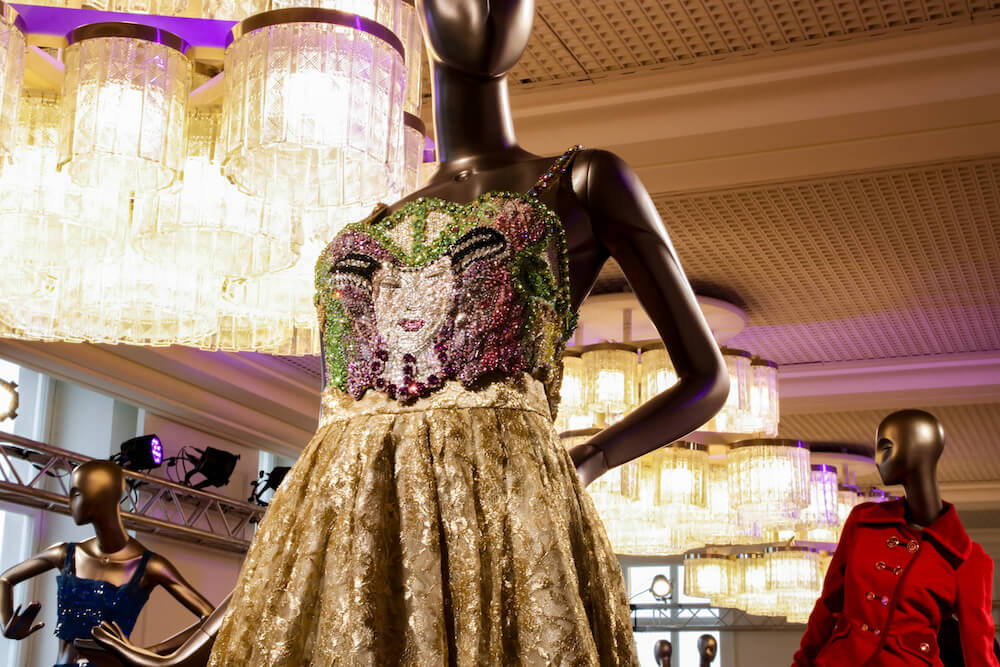 Swarowsky-Kleid in Gold auf der Gianni Versace Retrospective Ausstellung in Berlin 2018