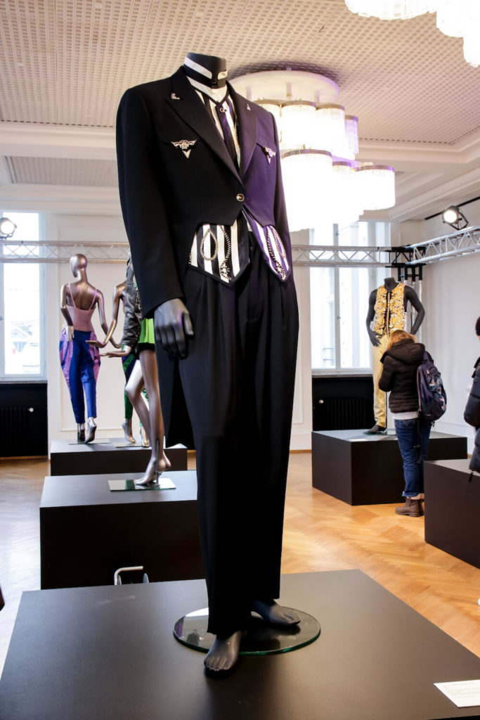 Hochzeitsanzug von String hergestellt von Versace auf der Gianni Versace Retrospective Ausstellung in Berlin 2018