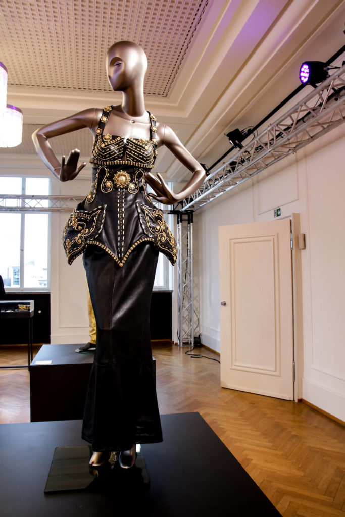 Lederkleid von Naomi Campbell auf der Gianni Versace Retrospective Ausstellung in Berlin 2018