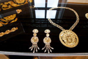 Schmuck auf der Gianni Versace Retrospective Ausstellung in Berlin 2018