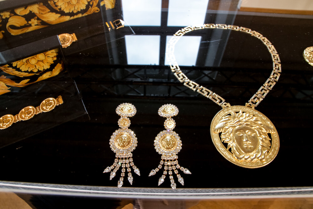 Schmuck auf der Gianni Versace Retrospective Ausstellung in Berlin 2018