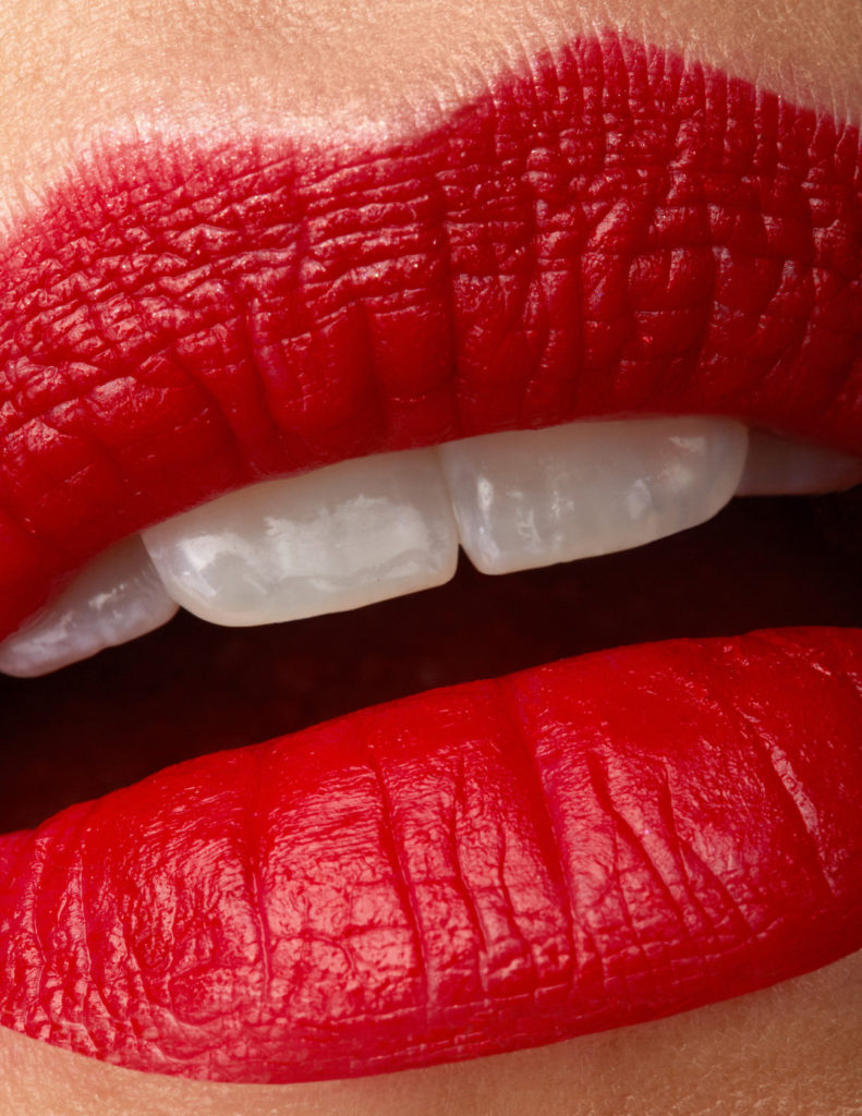 Lippen angemalt mit einem roten Lippenstift von Mac Cosmetics