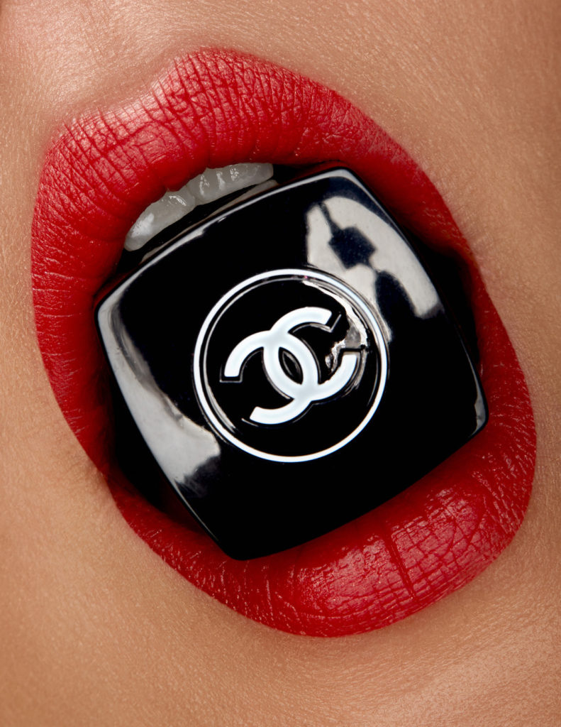 Lippen angemalt mit einem roten Lippenstift von Chanel