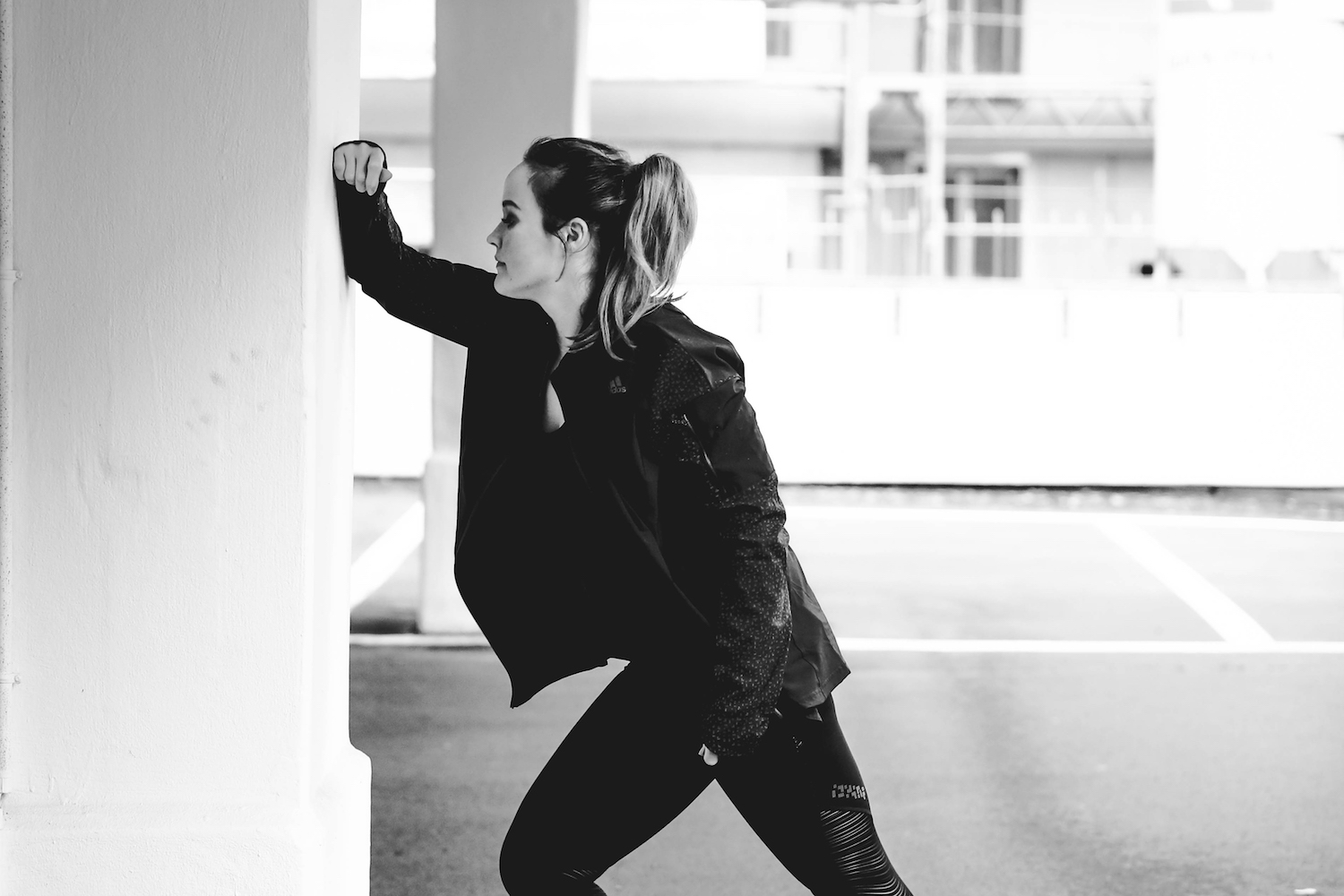 Jen im Adidas Outfit