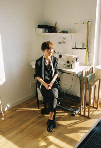 Modedesignerin Marina Schwan im Atelier