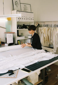 Modedesignerin Marina Schwan im Atelier