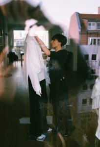 Modedesignerin Marina Schwan im Atelier