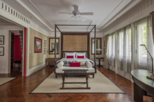 Elegantes Hotelzimmer in dunkelbraun und viel Holzelementen