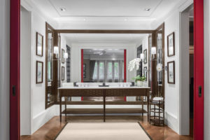 Luxuriöses Badezimmer in dunkelbraun und viel Holzelementen