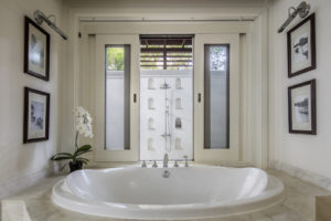 Luxuriöses Badezimmer mit Whirlpool und Außendusche