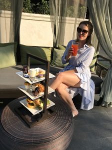 Afternoon Tea Frau trinkt Smoothie Chiang Mai Thailand