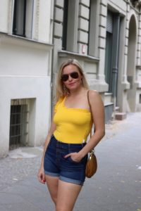 Sommer Outfit mit dem Bumble x SWIM WITH MI Badeanzug.