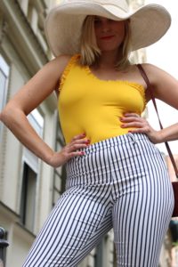 Sommer Outfit mit dem Bumble x SWIM WITH MI Badeanzug.