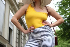 Sommer Outfit mit dem Bumble x SWIM WITH MI Badeanzug. Detail auf den Bauch.