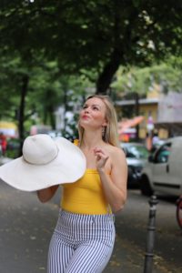 Sommer Outfit mit dem Bumble x SWIM WITH MI Badeanzug. Hannah hat der Hut gerade gefangen.