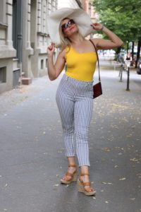 Sommer Outfit mit dem Bumble x SWIM WITH MI Badeanzug.