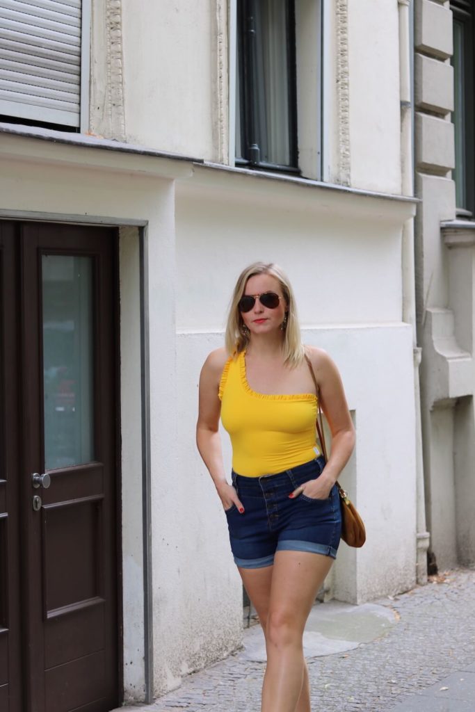 Sommer Outfit mit dem Bumble x SWIM WITH MI Badeanzug.