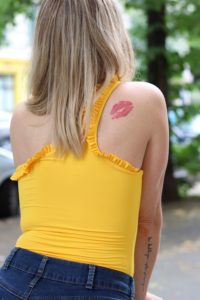 Sommer Outfit mit dem Bumble x SWIM WITH MI Badeanzug. Rückenansicht.