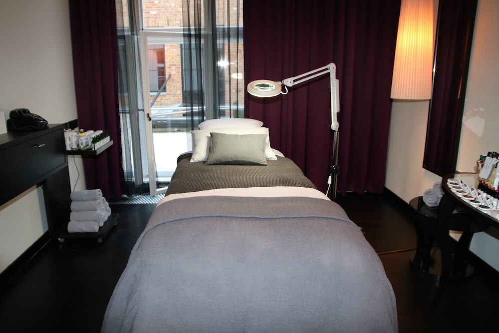 Liege in der Trat Beauty Suite im Hotel Zoo.