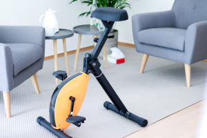 Das Ergometer bei der Aktiv-Wach-Hypnose in der Praxis von Julia Ware.