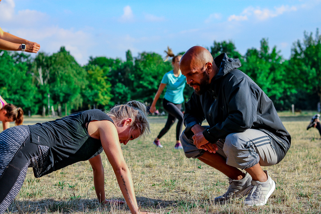 Trainer gibt Anweisungen