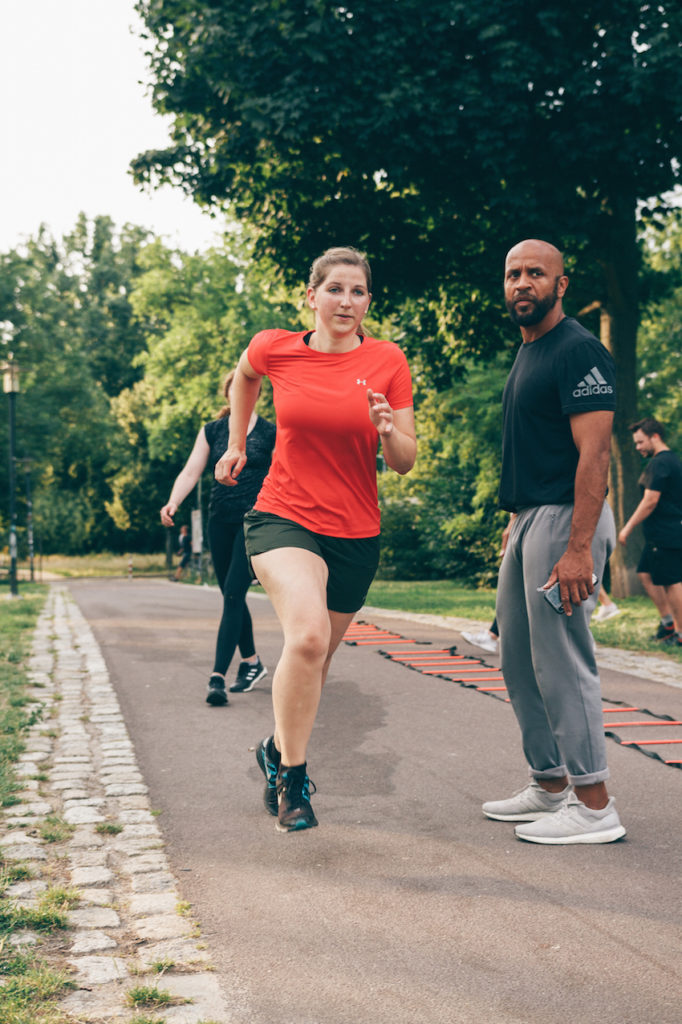 Maedchen rennt HIIT Training