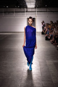 Dawid Tomaszewski SS19 Berlin Fashion Week Kleid Blau
