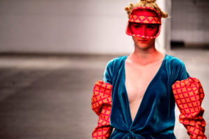 Dawid Tomaszewski SS19 Berlin Fashion Week Look blau mit Sonnenschutz rot