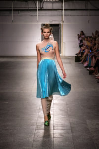 Dawid Tomaszewski SS19 Berlin Fashion Week Plissee Rock tuerkis