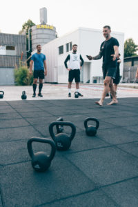 Sportequipment Kugelhantel Kettlebell bei der 6 Wochen Challenge