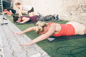 Core Training auf dem Bauch bei der 6 Wochen Challenge