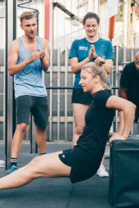 Junge Frau macht dips armtraining bei der 6 Wochen Challenge