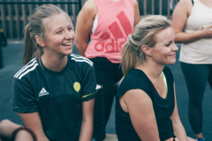 Zwei Junge Frauen laecheln